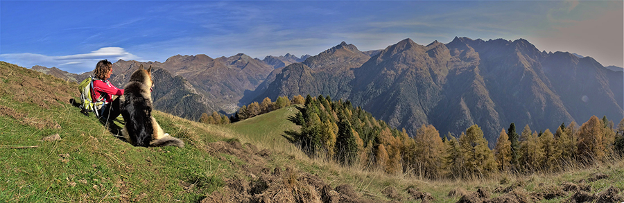Dal Forcolino di Torcola sul sent. 117 inizia lo spettacolo delle cime orobiche e dei larici colorati d'autunno